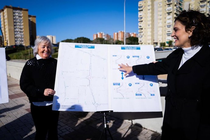 Las concejalas delegadas de Movilidad y del distrito Cruz del Humilladero, Trinidad Hernández y Teresa Porras, respectivamente, informan del proyecto de reordenación del tráfico en plaza Manuel Azaña.