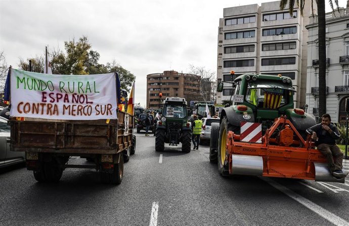 Archivo - Agricultores circulan con sus tractores por el centro de la ciudad en protesta contra la competencia desleal que supone Mercosur, a 10 de febrero de 2025, en Valencia, Comunidad Valenciana (España).