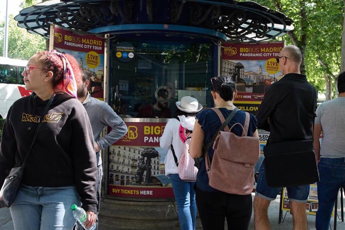 Archivo - Turistas se acercan a un puesto de Información turística en el centro de la ciudad, a 3 de junio de 2023, en Madrid (España).