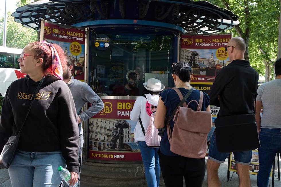 Archivo - Turistas se acercan a un puesto de Información turística en el centro de la ciudad, a 3 de junio de 2023, en Madrid (España).