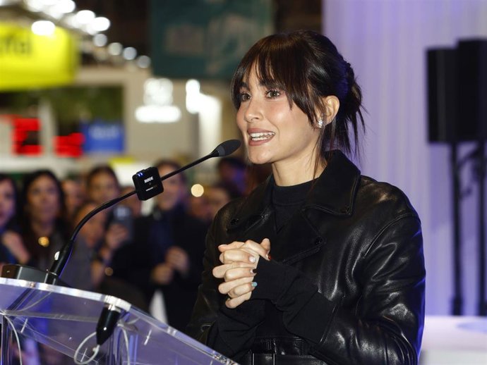 La cantante Aitana durante la presentación en FITUR del avión de Air Europa al que dará nombre