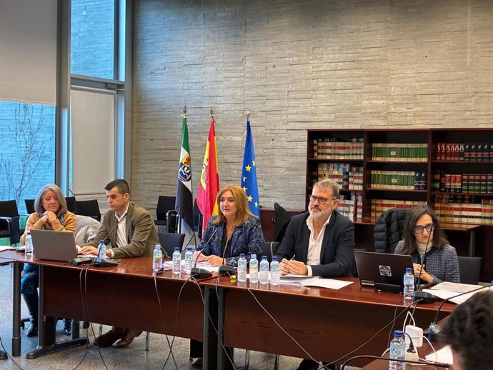 Reunión de la Mesa de Personal Docente para la aprobación de puestos de plantillas orgánicas educativas en Extremadura para el curso 2026-2027