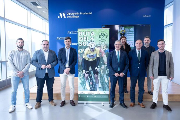 El presidente de la Diputación, Francisco Salado; los alcaldes de Benahavís y Pizarra, José Mena y Félix Lozano, respectivamente; el concejal de Deportes de Torrox, José Manuel Fernández; y el director comercial de la Vuelta a Andalucía, Enrique González.