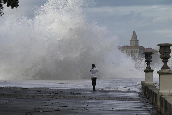 Archivo - Olas superiores a 8 metros en Playas de Riazor y Orzán, en A Coruña, Galicia (España), a 28 de octubre de 2020.