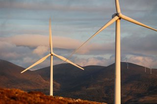 Archivo - Un parque eólico