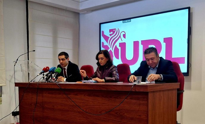 La secretaria general de UPL, Alicia Gallego (centro); el vicesecretario general de UPL, Luis Mariano Santos (derecha) y el presidente de UPL, Carlos J. Salgado (izquierda) realizan un balance de la ultima legislatura en las Cortes de Castilla y León.
