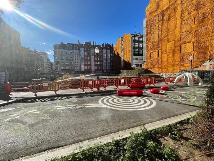 Retirada de la valla de la parcela del Obispado en Bilbao