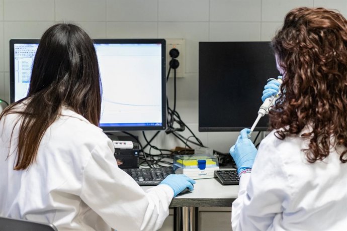 Archivo - Imagen de investigación, con mujeres investigadoras.