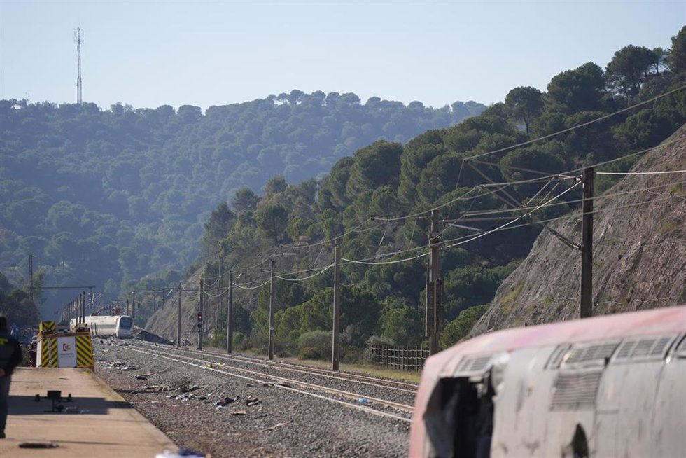 Vista general del lugar del accidente ferroviario de Adamuz, con el tren Alvia al fondo.