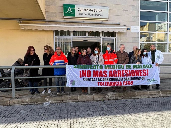 Concentración de protesta del Sindicato Médico de Málaga a las puertas del Centro de Salud de Cruz de Humilladero.