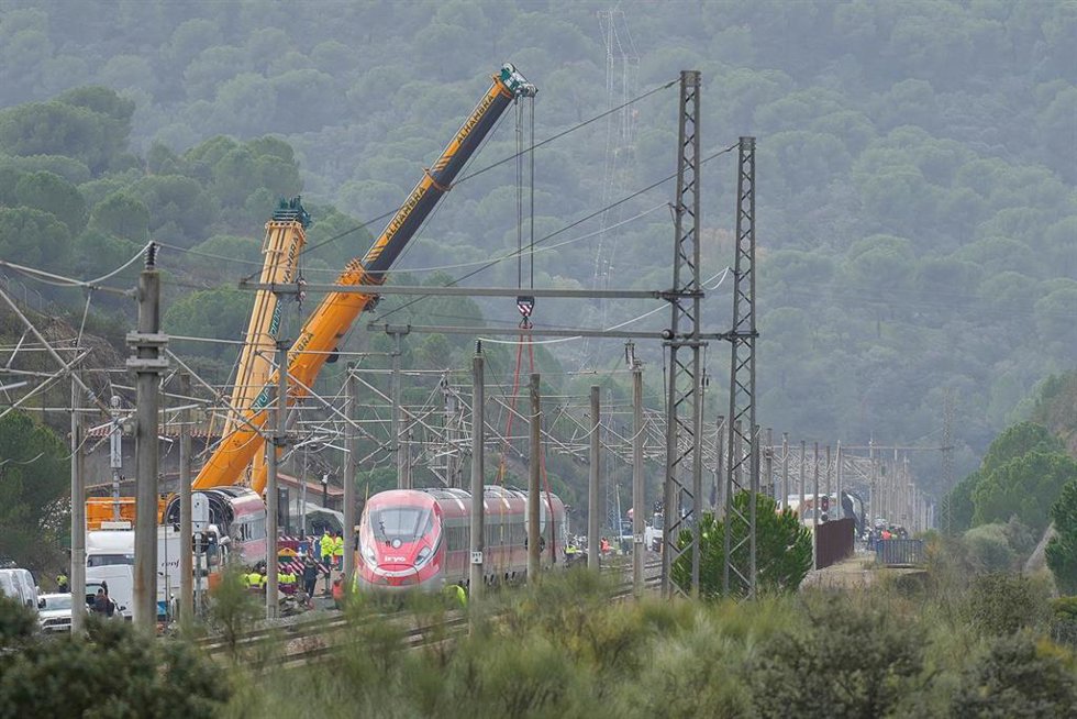 Trabajos de rescate de los convoyes de trenes accidentados en la zona del suceso en Adamuz (Córdoba). A 22 de enero de 2026, Adamuz, Córdoba (Andalucía, España).La Guardia Civil mantiene este jueves la búsqueda para localizar a dos personas que viajaban