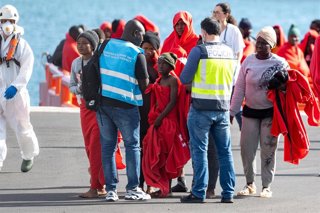 Archivo - Agentes de los equipos de emergencia atienden a los migrantes en el muelle de Arrecife, a 6 de enero de 2025, en Lanzarote, Canarias (España). Una patera con 60 migrantes a bordo ha sido rescatada en la mañana de este lunes, 6 de enero, en aguas