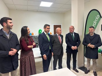 Inauguración del nuevo punto de atención al cliente en Iberdrola en Antequera, con la asistencia, entre otros, del alcalde, Manuel Barón.