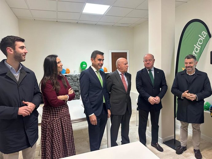 Inauguración del nuevo punto de atención al cliente en Iberdrola en Antequera, con la asistencia, entre otros, del alcalde, Manuel Barón.
