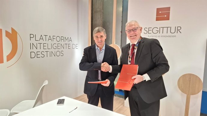 Enrique Martinez Segitturreko presidentea (ezkerrean) eta Daniel Solana Basquetourreko zuzendari nagusia