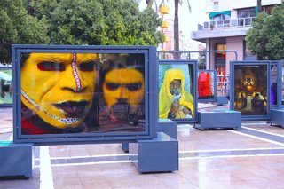 Detalle de la exposición fotográfica e itinerante 'Colores del mundo', organizada por Fundación La Caixa en la Plaza del Arenal de Jerez de la Frontera (Cádiz) hasta el 1 de marzo