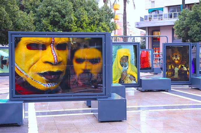 Detalle de la exposición fotográfica e itinerante 'Colores del mundo', organizada por Fundación La Caixa en la Plaza del Arenal de Jerez de la Frontera (Cádiz) hasta el 1 de marzo