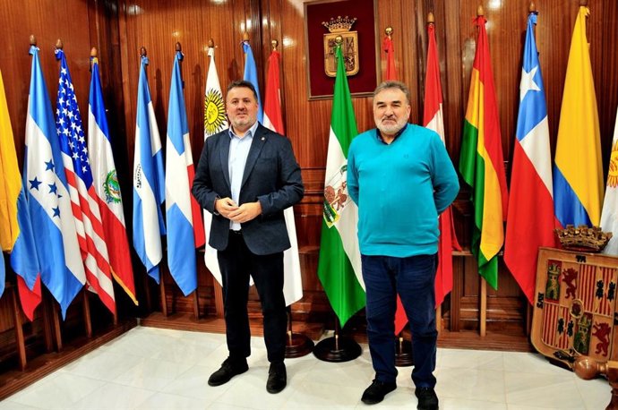 El delegado de Sostenibilidad y Medio Ambiente en Granada, Francisco García, y el alcalde de Santa Fe, Juan Cobo.