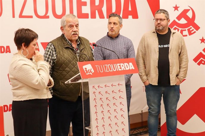 El responsable de memoria, Joseba Eceolaza; la diputada de IU, Henar Moreno; el portavoz de las víctimas de la transición, Joaquín Recio; y el secretario del PCE en La Rioja, Julio Martínez