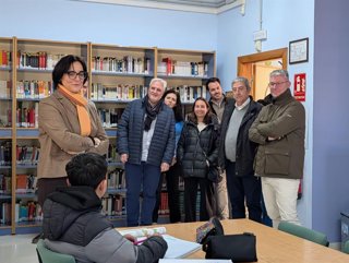 La delegada de Desarrollo Educativo y Formación Profesional de la Junta en Granada, María José Martín, ha visitado el Instituto de Educación Secundaria de Benalúa.