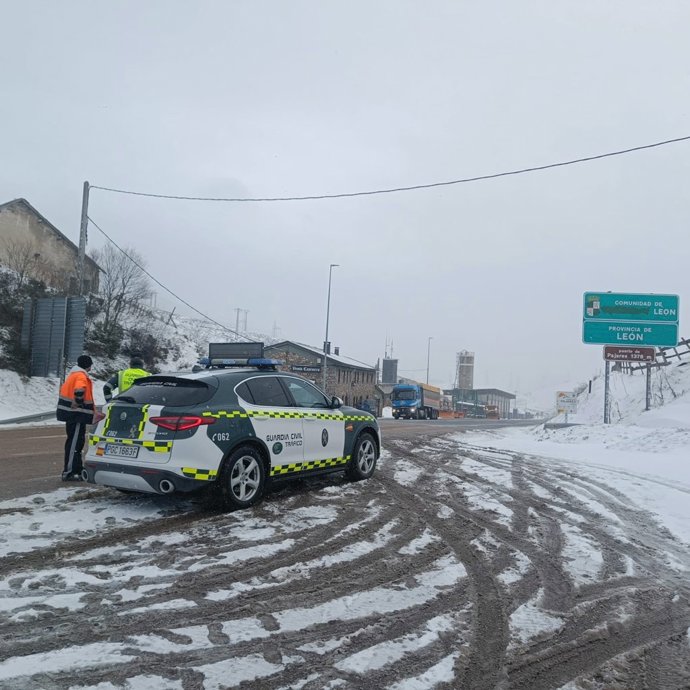 Unos 840 camiones se encuentran embolsados en diferentes vías de la red principal en León a causa de la borrasca 'Ingrid'.