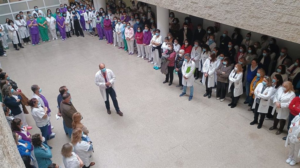 Minuto de silencio en el hospital en memoria de David Cordón, fallecido en el accidente ferroviario de Adamuz.