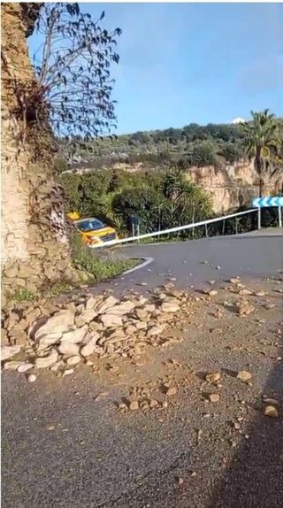 Carretera cortada en Setenil de las Bodegas por el desprendimiento de rocas.