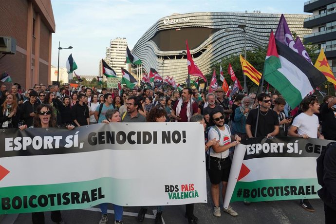 Archivo - Decenas de personas durante las movilizaciones por la celebración del partido de baloncesto entre el Valencia Basket y el Hapoel Tel Aviv israelí, frente al Roig Arena, a 16 de octubre de 2025. ARCHIVO. 