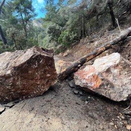 El desprendimiento de rocas y árboles en Esporles que ha dejado aisladas dos viviendas.