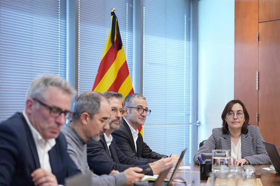 La consellera de Territorio, Sílvia Paneque (d), durante la reunión de seguimiento de la situación ferroviaria convocada en la Consellería de Territorio de la Generalitat
