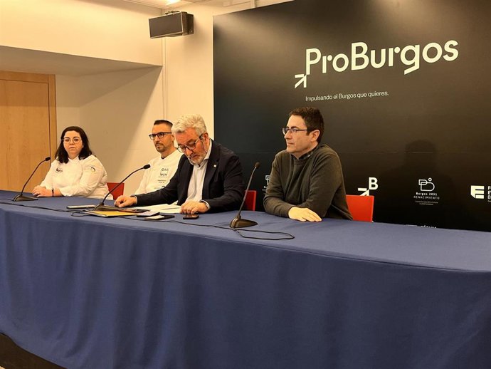 La repostera Sara Ordoñez; el cocinero, Óscar Alonso; el concejal de Turismo, Carlos Niño; y el director de la Escuela de Hostelería La Flora, Óscar Carbonell.