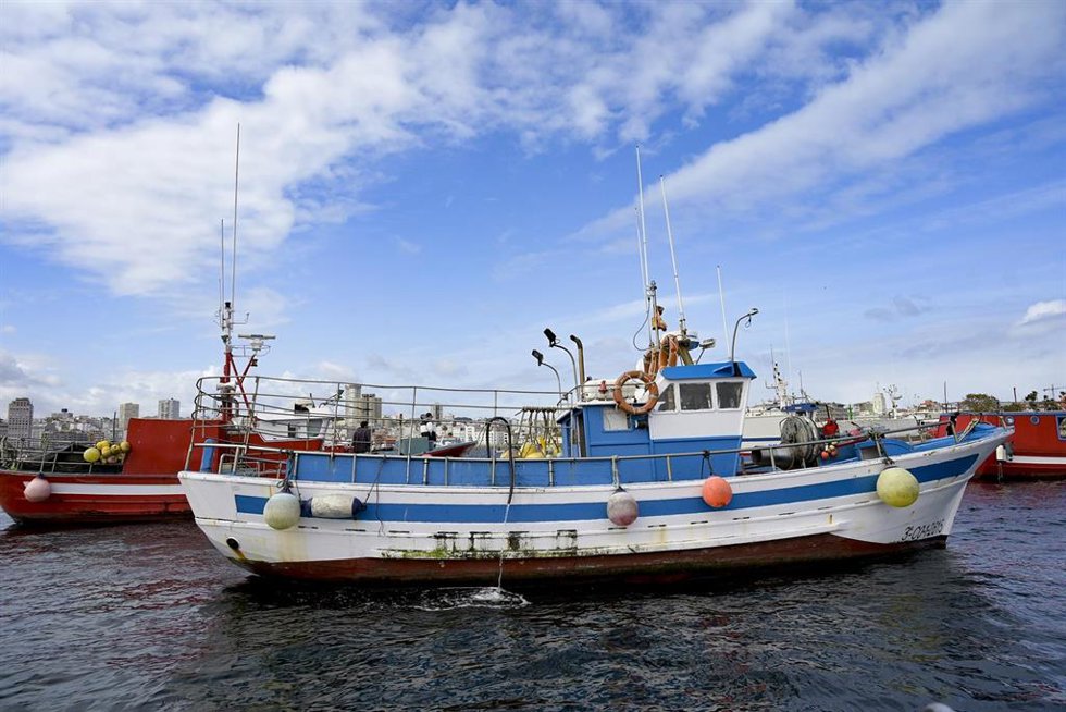 Archivo - Varios barcos de flota artesanal tras la convocatoria de paro por parte de la Federación Galega de Cofradías de Pescadores en la dársena de A Marina en A Coruña 