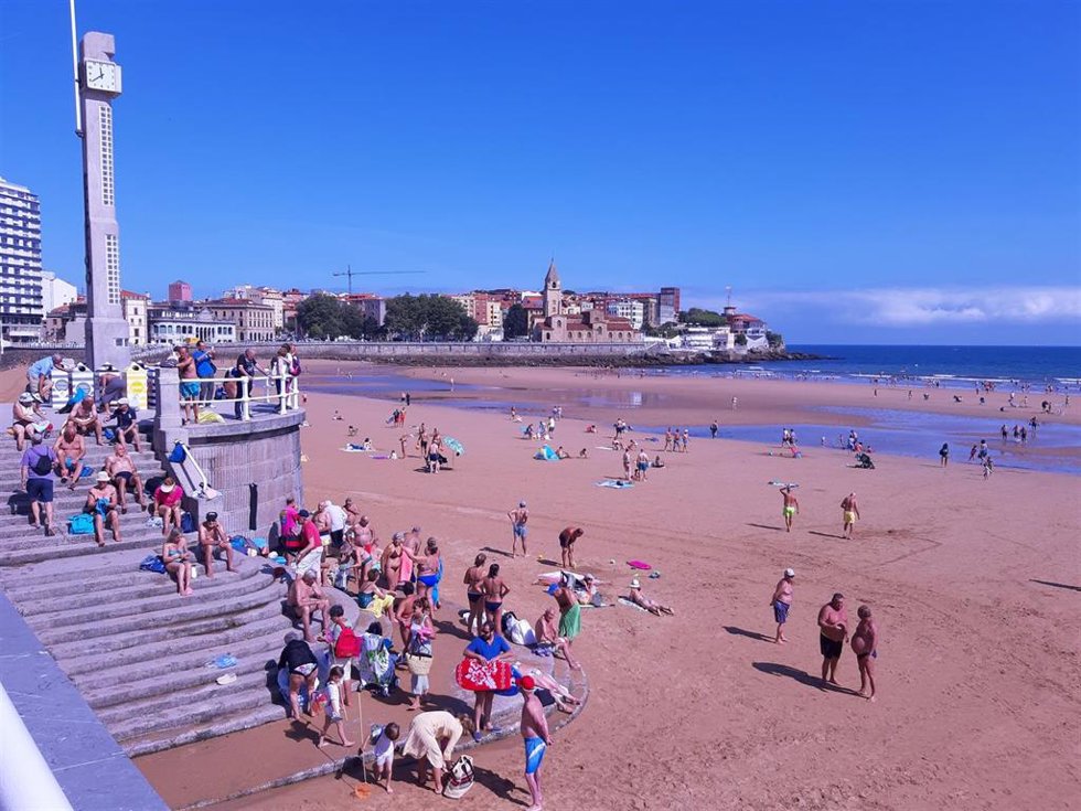 Archivo - Playa de San Lorenzo, verano de 2019