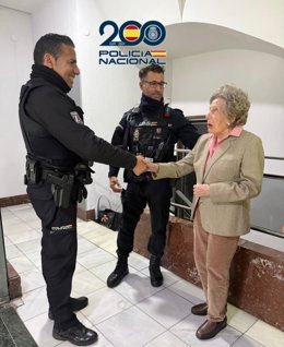Una nonagenaria agradece la atención prestada por agentes de la Policía Nacional de León tras auxiliarla de madrugada al encontrarse desorientada en la capital leonesa.
