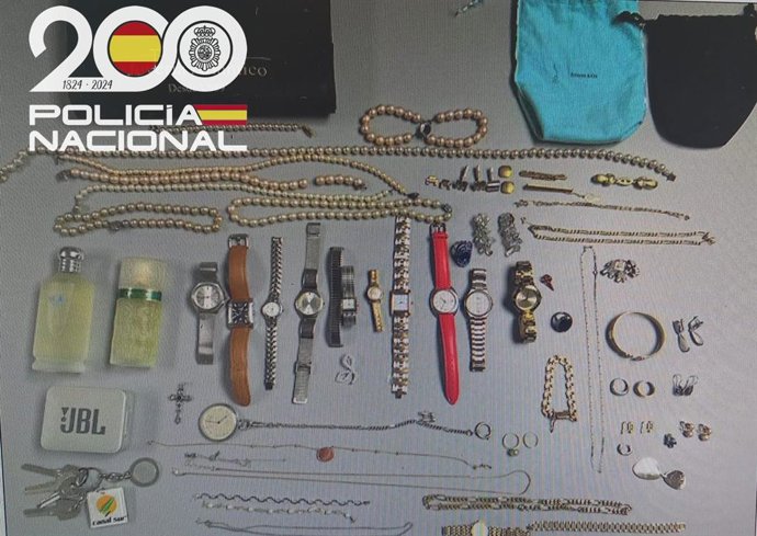 Objetos incautados tras la detención de tres miembros de una banda dedicada a robos en Sevilla.