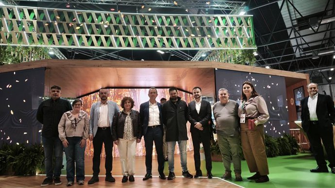 Visita del consejero Ovidio Zapico a Fitur.