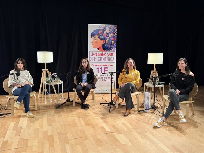 Cuatro profesionales en la mesa redonda '11F: yo también quiero ser científica'