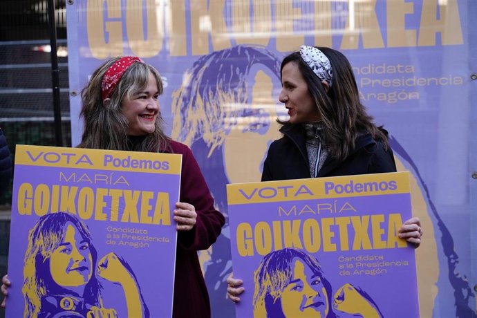 La secretaria general de Podemos, Ione Belarra, y la candidata a la Presidencia de la comunidad de la candidatura conformada por Podemos y Alianza Verde, María Goikoetxea, durante el inicio de la campaña electoral en Zaragoza.
