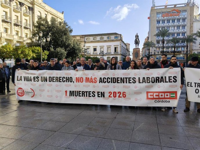 CCOO y UGT se concentran por la primera muerte en accidente laboral en la provincia de Córdoba.