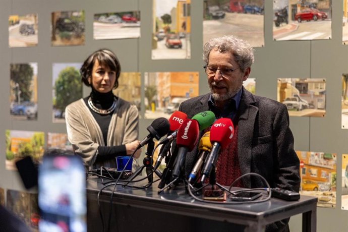 El artista leonés Félix de la Concha durante la presentación e inauguración de la exposición 'Coreografías de la atención' en La Térmica Cultural, en Ponferrada (León), junto a la comisaria de la muestra, Nieves Acedo.