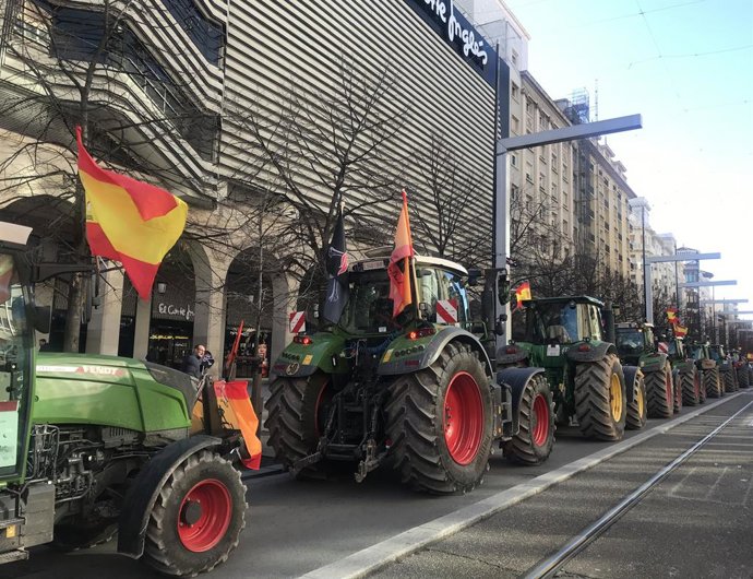 Manifestacion de agricultores y ganaderos aragoneses por el centro de Zaragoza en contra del acuerdo UE-Mercosur