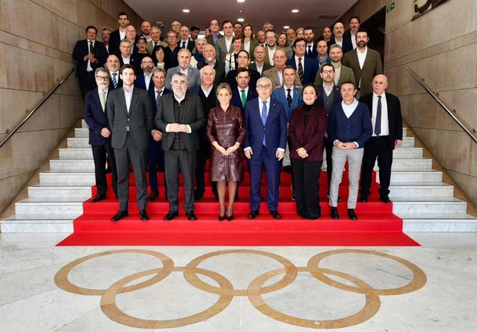 A Ministra da Educação, Formação Profissional e Desportos, Milagros Tolón, reúne-se com as federações desportivas na sede do COE