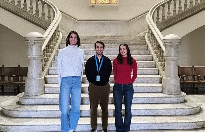 De izquierda a derecha, Caterina Fustes, Jordi Abante y Berta Ros, de la Facultad de Medicina y Ciencias de la Salud y el Instituto de Neurociencias de la Universidad de Barcelona (UBneuro).