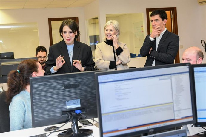 La conselleira de Economía e Industria, María Jesús Lorenzana, visita la empresa Sixtema, en Santiago de Compostela.