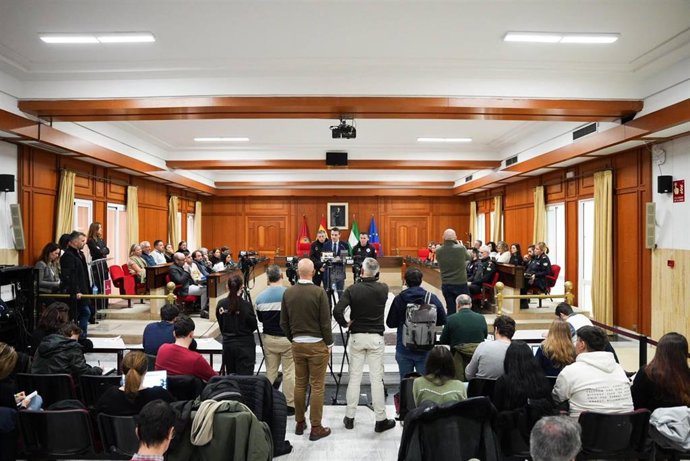 El alcalde de Córdoba, José María Bellido, acompañado por representantes de los efectivos que han participado en la coordinación de la emergencia por el siniestro de Adamuz.