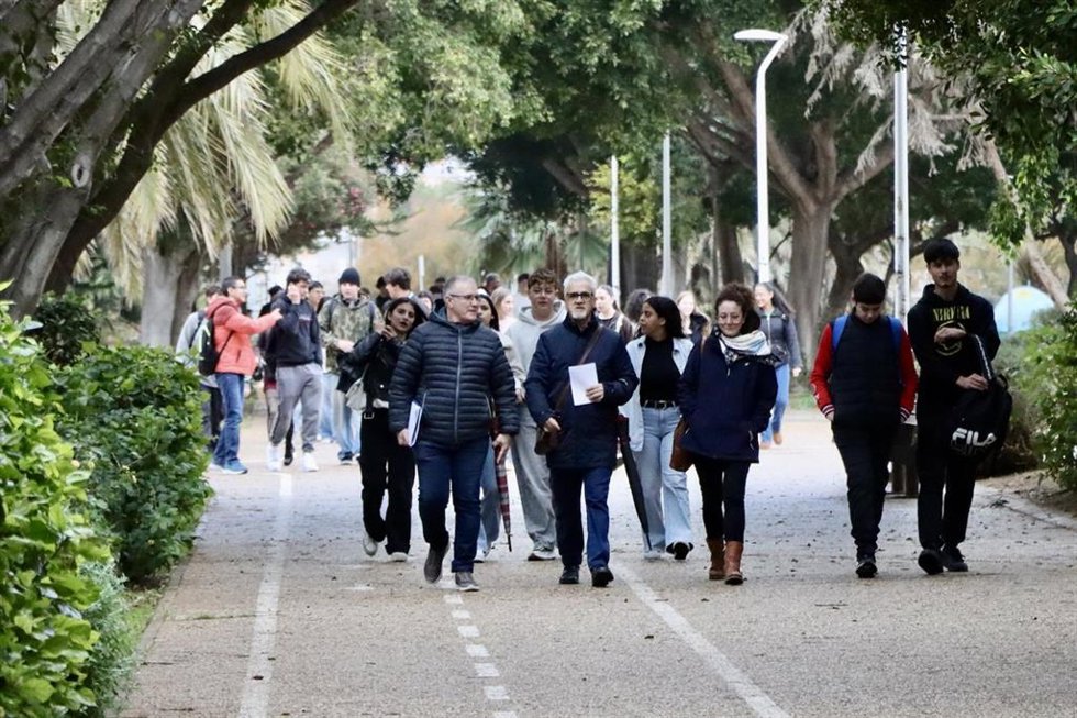 Estudiantes del IES Mar Mediterráneo de Garrucha (Almería), durante su visita este viernes al campus dentro del programa Visita tu Universidad.