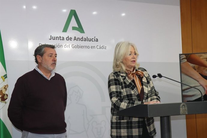 La delegada de la Junta de Andalucía en la provincia de Cádiz, Mercedes Colombo, y el delegado territorial de Inclusión Social, Juventud, Familias e Igualdad en Cádiz, Alfonso Candón, en rueda de prensa.