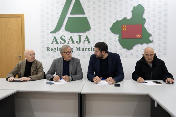 El presidente provincial y portavoz del grupo parlamentario Vox en la Asamblea Regional, José Ángel Antelo, y el presidente de Asaja Murcia, Juan de Dios Hernández