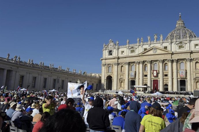 Archivo - Centenares de personas durante la canonización de Carlo Acutis, en la Plaza de San Pedro del Vaticano, en el marco del Jubileo.