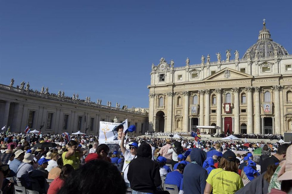 Archivo - Centenares de personas durante la canonización de Carlo Acutis, en la Plaza de San Pedro del Vaticano, en el marco del Jubileo.